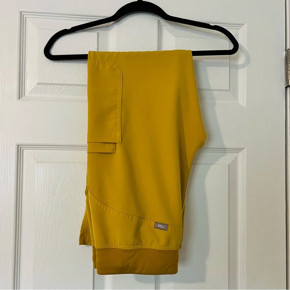 Figs Small Petite Light Gold Kade
Scrub Pants - Picture 2 of 5